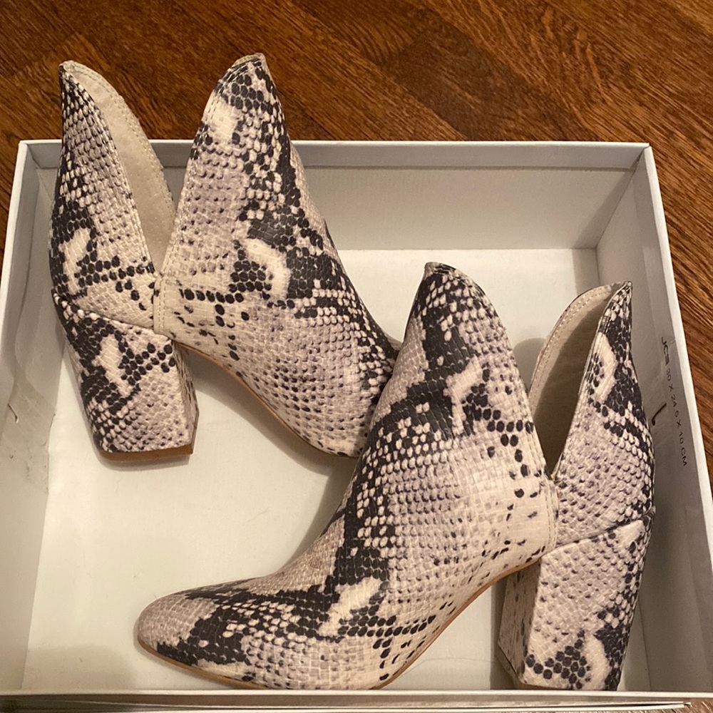 Steve Madden Rookie Bootie in Natural Snake Print - size 6